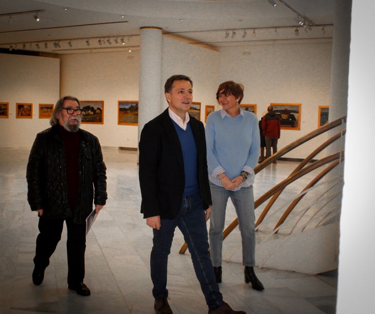 Manuel Serrano señala que “la cultura es nuestra identidad y debemos seguir impulsándola” durante su visita a la exposición del pintor Juan Celaya