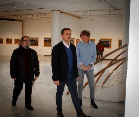 Manuel Serrano señala que “la cultura es nuestra identidad y debemos seguir impulsándola” durante su visita a la exposición del pintor Juan Celaya