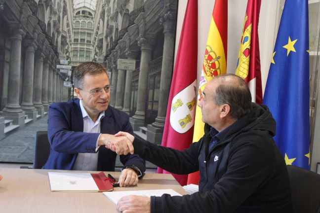 El Ayuntamiento de Albacete renueva su apoyo a la cuchillería con un convenio de 60.000 euros a Fudecu