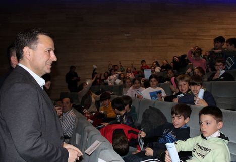 Las actividades extraescolares y complementarias organizadas por 65 asociaciones de padres y madres recibirán ayudas del Ayuntamiento por un importe de 52.500 euros