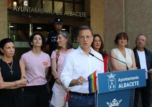 Manuel Serrano reivindica la libertad y el respeto para todas las personas como normas fundamentales durante el acto con motivo del Día Internacional del Orgullo LGTBI