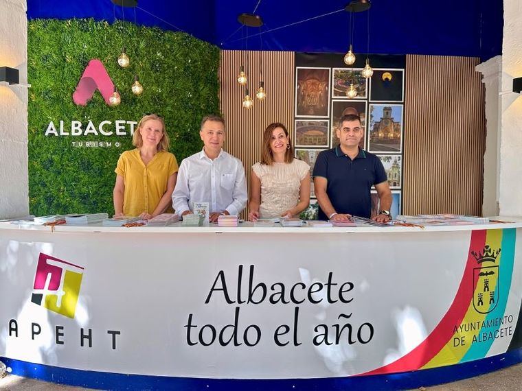 El convenio con la Asociación de Hostelería se incrementa en 10.000 euros “para mejorar la promoción turística de la ciudad, de la mano de los profesionales del sector”