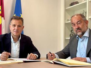 Manuel Serrano felicita a Julián Garde por su elección como presidente de la CRUE y destaca que “su nombramiento sitúa a la UCLM en el máximo nivel de representación universitaria de España”