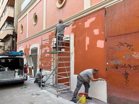 El Ayuntamiento avanza en su compromiso con la conservación del patrimonio de la ciudad con los trabajos de reparación y pintura de las fachadas lateral y trasera del Teatro Circo