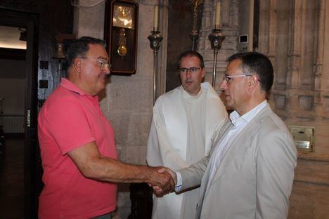 Manuel Serrano coloca un año más el bastón de Alcaldesa Perpetua a la Virgen de Los Llanos y le pide que nos ilumine y proteja con su manto durante la Feria que celebramos en su honor
