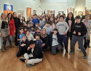 La exposición regional ‘Maestras de la pintura’ se despide con la visita de un grupo de estudiantes del CEIP María de los Llanos Martínez