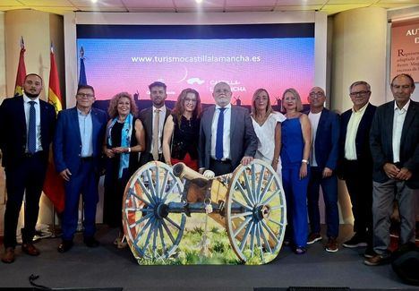 Ruiz Santos inaugura el stand del gobierno de Castilla-La Mancha en la Feria de Albacete, propuesta que tiene el turismo como eje y la historia como hilo conductor