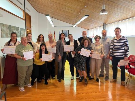 Ruiz Santos clausura en Elche de la Sierra un Taller Plus de pintura decorativa con el que ocho personas han mejorado sus competencias laborales