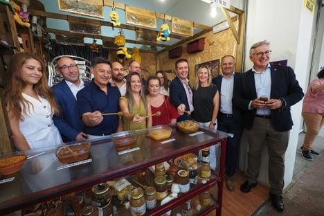 La Diputación duplicará en 2026 el convenio con ASAPA en apoyo al sector apícola, protagonista del ‘corte de la miel’ en la Feria de Albacete