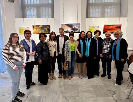 Fotografía y versos cobran vida en la visita guiada a la exposición ‘Los cielos y la poesía’