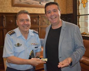 El presidente de la Diputación despide al coronel de Maestranza ante su próximo relevo
 