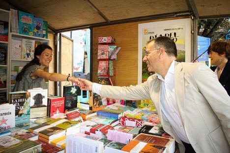 Manuel Serrano afirma que seguirá fomentando el hábito lector y acercando la lectura a los albaceteños para avanzar hacia una ciudad más libre, mejor formada y con más oportunidades