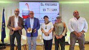 Munera lleva al stand de la Diputación el ‘baile del garrote’, su tradición quesera y la memoria pastoril que también late en ‘Las Bodas de Camacho’