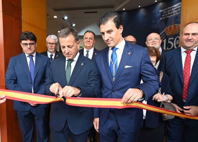 Manuel Serrano felicita a la Real Asociación de la Virgen de Los Llanos por su 150 aniversario e invita a visitar la exposición dedicada a la Patrona de la ciudad en el marco de la Feria
