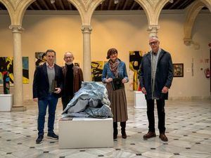 El alcalde reitera el apoyo del Ayuntamiento a los artistas locales para que puedan compartir su arte con la sociedad albaceteña durante su vista a la última exposición de Ramón Torres