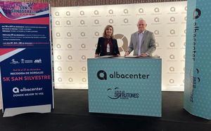 El Ayuntamiento renueva su convenio con ‘Albacenter’ para que los dorsales de la 5K San Silvestre de Albacete se puedan recoger en las instalaciones de este centro comercial