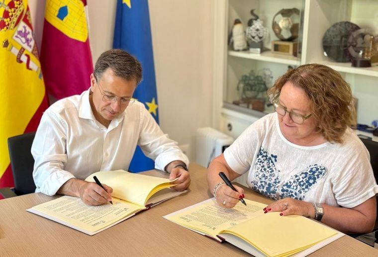 Manuel Serrano firma un convenio de colaboración con la Fava por el que se destinarán 75.000 euros a “fomentar el asociacionismo y la participación vecinal”
