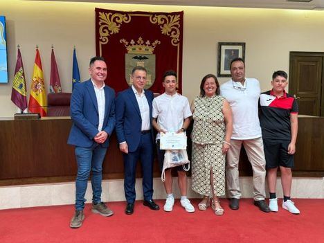 Manuel Serrano felicita a los ganadores de los I Premios a la Excelencia Educativa por sus brillantes resultados académicos y les anima a seguir tan comprometidos con su formación