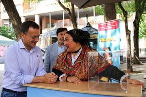 Manuel Serrano reitera su apoyo decidido al comercio de proximidad y anima a participar en la campaña ‘La Manchega del Comercio’ para revitalizar un sector estratégico para Albacete