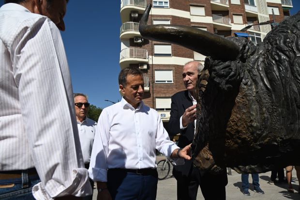El alcalde destaca que la escultura ‘Carasucia’ del escultor Puente Jerez es “un homenaje a la tauromaquia albaceteña como seña de identidad que debemos defender y transmitir con orgullo”