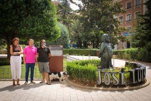 Manuel Serrano asegura que la nueva placa informativa instalada junto a la escultura de José Luis Cuerda “refuerza el homenaje de Albacete a una figura insustituible del cine y la cultura”