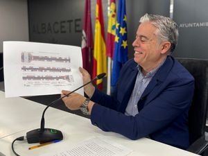 El Ayuntamiento da los primeros pasos para asfaltar toda la calle E de Campollano, de más de un kilómetro de longitud, con el fin de mejorar la movilidad, accesibilidad y seguridad del Parque