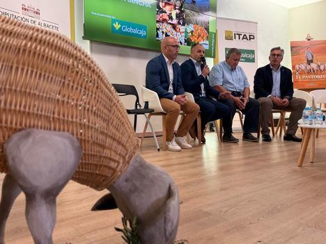 La Lonja Agropecuaria celebra su tradicional sesión en el stand de la Diputación de Albatera en la Feria 2025
