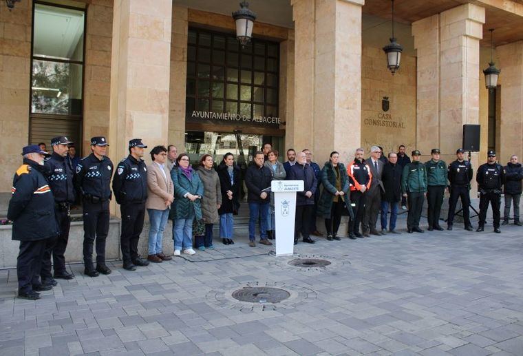 La ciudad de Albacete recuerda a las 193 personas que hace 21 años perdieron la vida en los atentados del 11M y traslada su cariño y solidaridad a sus familiares y seres queridos
