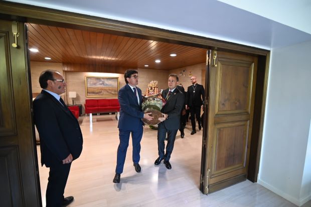 El alcalde agradece a la Virgen de los Llanos que hayamos podido celebrar una “gran” Feria en su honor y le pide “paz, salud, empleo y un futuro mejor para Albacete y los albaceteños”