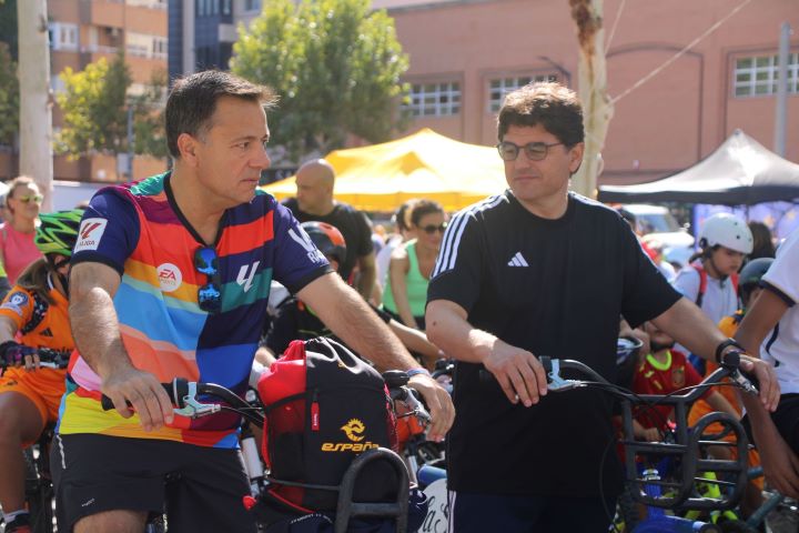 El Ayuntamiento instalará aparcabicis con 60 nuevas plazas en centro educativos, entre otras medidas para mejorar la movilidad urbana y la accesibilidad