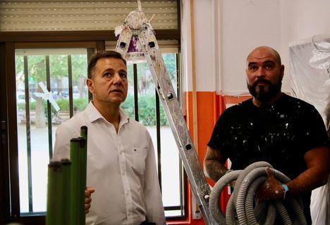 Los trabajos de pintura en tres colegios, que costarán 215.860 euros, y la climatización de otros tres centros, “muestran la voluntad del Ayuntamiento de mejorar todas las infraestructuras educativas de la ciudad”