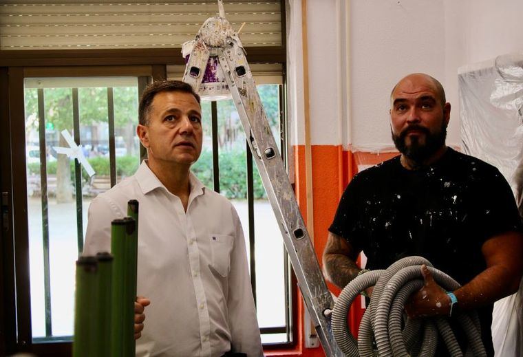 Los trabajos de pintura en tres colegios, que costarán 215.860 euros, y la climatización de otros tres centros, “muestran la voluntad del Ayuntamiento de mejorar todas las infraestructuras educativas de la ciudad”