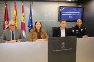 Manuel Serrano destaca la importancia del Plan de Seguridad de la zona centro, por donde han pasado casi 100.000 personas este pasado fin de semana, para que todos podamos disfrutar de la Navidad