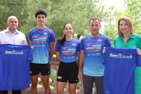 Manuel Serrano presenta la camiseta oficial del XXVIII Medio Maratón que contará con la cifra récord de 4.000 corredores: “Albacete es deporte y el deporte forma parte de la Marca Albacete”