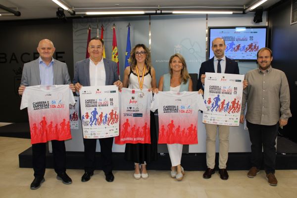Lucrecia Rodríguez de Vera reitera el apoyo del Ayuntamiento a la Carrera de las Empresas de Aje y Adeca y anima a participar en esta fiesta del deporte para empresarios y trabajadores