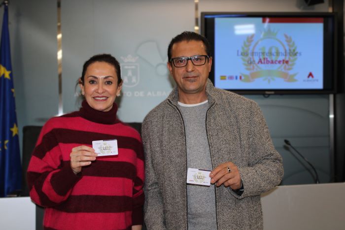 Rosa González de la Aleja presenta la tarjeta gratuita ‘Imprescindibles’ con la que se da un paso más en la modernización de la promoción turística de nuestra ciudad