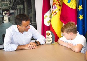 Manuel Serrano felicita al joven albaceteño Adrián del Rey tras proclamarse subcampeón de España Sub-08 de Ajedrez Rápido y agradece su labor de embajador de la ciudad