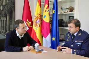Manuel Serrano agradece a la Maestranza Aérea el reconocimiento concedido al Ayuntamiento por su colaboración en las Jornadas BACSI: “Ha sido un orgullo contribuir a su éxito”