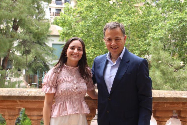 Manuel Serrano felicita a la estudiante albaceteña Gema Martínez por obtener la nota más alta en la PAU en Albacete, un 13,950, y la segunda mejor de toda Castilla-La Mancha