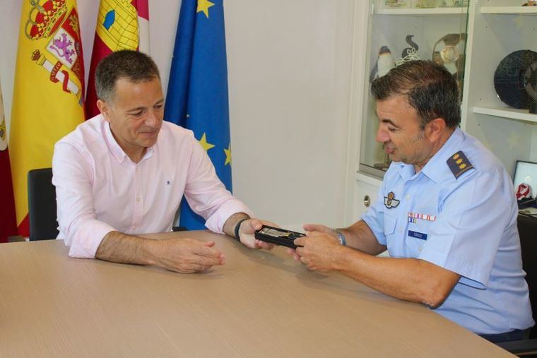 El alcalde traslada al nuevo Jefe de la Maestranza Aérea, el Coronel Óscar Carazo, la firme voluntad del Ayuntamiento de seguir colaborando con esta instalación tan querida por los albaceteños
