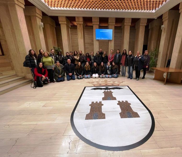 Pascual Molina da la bienvenida a Albacete a las 22 alumnas inglesas que participan en un intercambio de inmersión lingüística y les anima a disfrutar de los atractivos de la ciudad