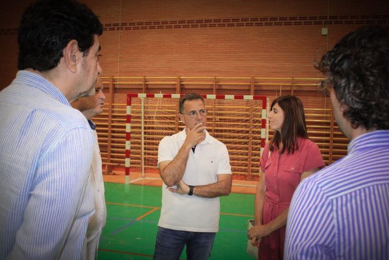 Manuel Serrano visita los trabajos acometidos en el pabellón deportivo del colegio Virgen de Los Llanos, por valor de más de 37.000 euros, para mejorar su seguridad y confort