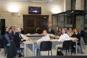 González de la Aleja entrega al sector hotelero un vídeo promocional de la ciudad para que dé a conocer a los turistas que nos visiten lo mucho que tenemos que ofrecer durante todo el año
