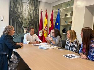 El alcalde tiende la mano del Ayuntamiento a la asociación Afibrovida para que siga siendo un “espacio de ayuda mutua y acompañamiento” para las personas con Fibromialgia de Albacete