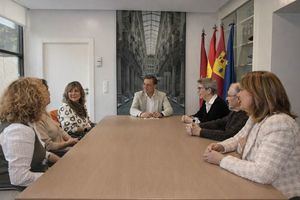 El alcalde tiende la mano del Ayuntamiento a la nueva junta directiva de Talitha para que siga ayudando a sobrellevar el proceso de duelo a las personas que han perdido a un ser querido