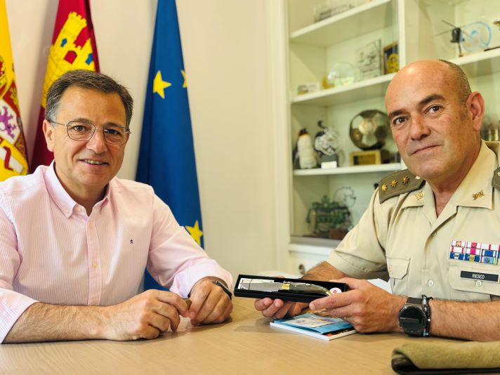 Manuel Serrano recibe en el Ayuntamiento al nuevo coronel jefe del Cenad, Miguel Riesco, destacando la importancia que esta unidad del Ejército de Tierra tiene para nuestra ciudad