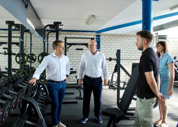 Manuel Serrano destaca la inversión total de casi 120.000 euros que el Ayuntamiento ha destinado a la mejora de las salas de musculación de Santa Teresa, Carlos Belmonte y las pistas de atletismo