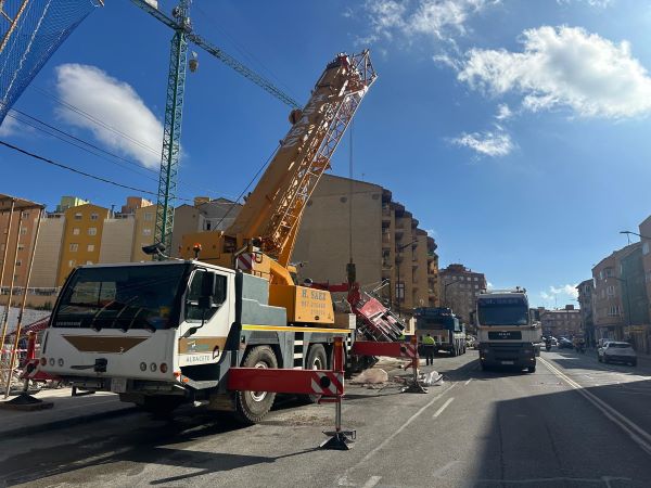 Los dos carriles de acceso al Parque Empresarial de Campollano desde la ciudad permanecerán cerrados al tráfico hasta la retirada del camión pluma que ha volcado hoy