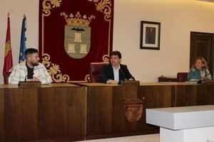 Francisco Navarro felicita a los ganadores de los cuatro abonos para el Antorchas Festival y los seis lotes, de dos entradas cada uno, para escoger entre los conciertos de la Feria 2026