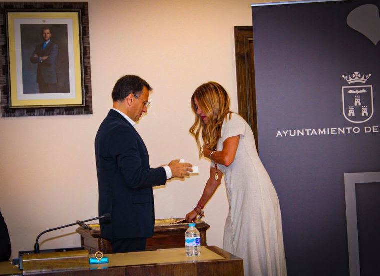 Manuel Serrano da la bienvenida al Ayuntamiento a la nueva concejala del Grupo Municipal de Vox, Sonia Marta Rosa, y le anima a trabajar por un Albacete mejor para todos los albaceteños